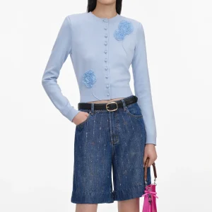 Sträckande denimshortar med strimma av kristaller
